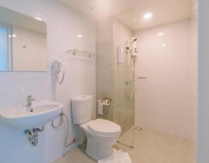 Ванна кімната в วัน บัดเจท เชียงราย ซอยสวรรค์ One Budget Hotel Chiangrai Soi Sawan