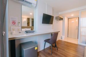 TV a/nebo společenská místnost v ubytování วัน บัดเจท เชียงราย ซอยสวรรค์ One Budget Hotel Chiangrai Soi Sawan