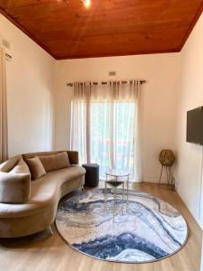 Posedenie v ubytovaní Angazi Guesthouse Unit 2 - Upmarket one bedroom apartment with pool