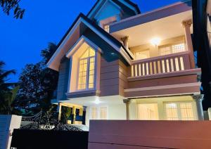 ein großes Haus in der Nacht mit eingeschaltetem Licht in der Unterkunft The Oval House - Approved by Kerala Tourism in Kochi