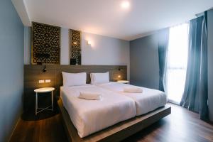 Postel nebo postele na pokoji v ubytování วัน บัดเจท เชียงราย ซอยสวรรค์ One Budget Hotel Chiangrai Soi Sawan