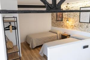 A bed or beds in a room at Apartamentos BocairentHomes, en pleno centro de Bocairent, con pequeña piscina y parking privado