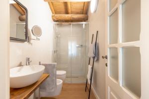 La salle de bains est pourvue d'un lavabo, de toilettes et d'une douche. dans l'établissement Agriturismo Monte Bisson, à Soave