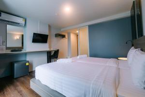 Postel nebo postele na pokoji v ubytování วัน บัดเจท เชียงราย ซอยสวรรค์ One Budget Hotel Chiangrai Soi Sawan