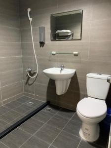 bagno con servizi igienici e lavandino di Long Siang Hotel a Kaohsiung