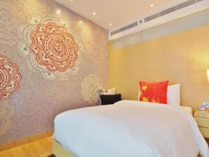 Tempat tidur dalam kamar di Hotel Indigo Hong Kong Island by IHG