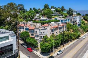 una vista aerea di una città con case di Barham Boutique Townhouse a Los Angeles Altre 41 foto