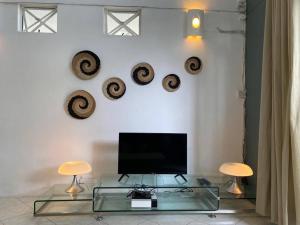 a living room with a glass table and two stools at Maison Jade Montchoisy in Mont Choisy