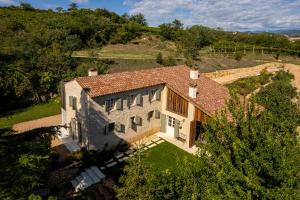 une vue aérienne sur une maison avec un toit dans l'établissement Agriturismo Monte Bisson, à Soave