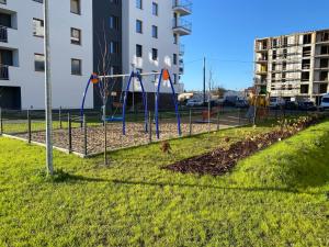 シュチトノにあるApartament na Zielonej Szczytno Mazuryの都市の遊園地付き公園