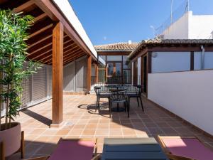 limehome Granada Calle Mirasol的阳台或露台