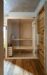 a room with a sauna with wooden walls and wooden floors at Hotel Larice in Livigno