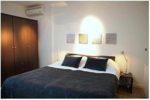 um quarto com uma cama grande e 2 almofadas em Residence Ruimzicht - Baddomburg em Domburg