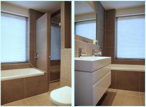 Duas fotografias de uma casa de banho com um lavatório e um WC. em Residence Ruimzicht - Baddomburg em Domburg