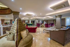 Posezení v ubytování Azka Hotel