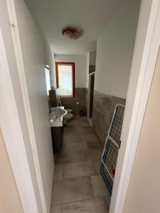 ein Badezimmer mit einem Waschbecken und 2 WCs in der Unterkunft Villa dei Roveri in Tignale