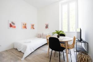 Telewizja i/lub zestaw kina domowego w obiekcie Le Complexe Concorde - 3 Apartments 16 pers Vélodrome Terrasse Clim