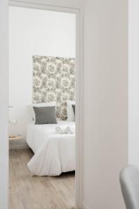 Łóżko lub łóżka w pokoju w obiekcie Le Complexe Concorde - 3 Apartments 16 pers Vélodrome Terrasse Clim