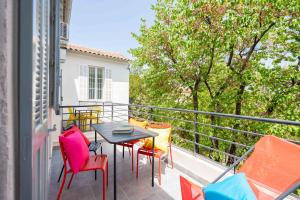 balkon z krzesłami i stołem na balkonie w obiekcie Le Complexe Concorde - 3 Apartments 16 pers Vélodrome Terrasse Clim w Marsylii