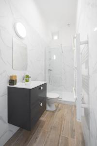 Łazienka w obiekcie Le Complexe Concorde - 3 Apartments 16 pers Vélodrome Terrasse Clim