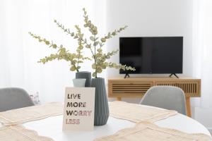 Telewizja i/lub zestaw kina domowego w obiekcie Le Complexe Concorde - 3 Apartments 16 pers Vélodrome Terrasse Clim