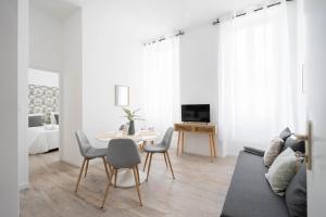 Telewizja i/lub zestaw kina domowego w obiekcie Le Complexe Concorde - 3 Apartments 16 pers Vélodrome Terrasse Clim