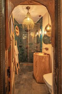 Ванная комната в Mama Lova Hôtel, Riad, Restaurant & Spa