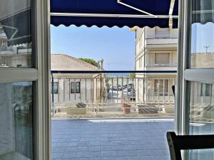 una ventana con vistas a un edificio en Casa Balù, en Chiavari