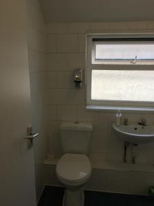 Imagen de la galería de Budget Stay, Shared Guest House, R1 Mount Pleasant hill, en Swansea 5 fotos más