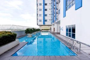 ein Swimmingpool an der Seite eines Gebäudes in der Unterkunft Condo Studio Luxe in Princeton Residences in Manila