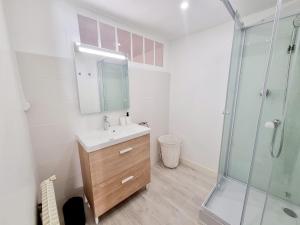 Kúpeľňa v ubytovaní Grand T2 tout équipé centre ville avec cour