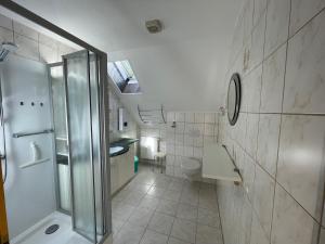 uma casa de banho com um chuveiro, um WC e um lavatório. em Ferienwohnungen Marianne Lau em Wernigerode