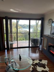 Palm beach Sydney, Modern home with water view的阳台或露台