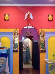 a colorful room with a love sign on the wall at Kubu Pilatus – Family House Lombok in Tjakranegara