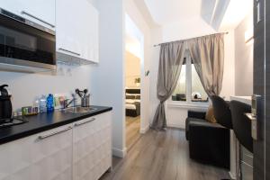 A kitchen or kitchenette at Brunelleschi Holidays Hostel