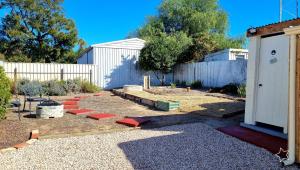 un patio trasero con un jardín con escalones rojos en Charming 100 yr old cottage in the heart of Moonta, en Moonta