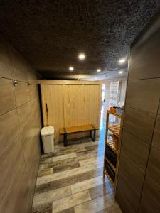 uma casa de banho com WC e um banco num quarto em Ferienhaus Kompass (ehemals Pension Hohlen) em Carolinensiel