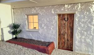 una puerta delantera de una casa con una maceta en Charming 100 yr old cottage in the heart of Moonta, en Moonta