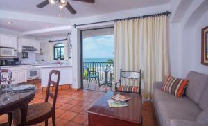 een woonkamer met een bank en een tafel en een keuken bij One Beach Street Puerto Vallarta in Puerto Vallarta