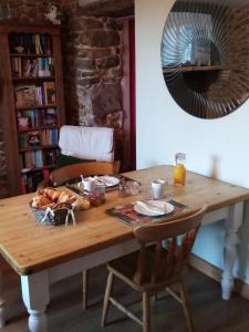 een houten tafel met een mand met eten erop bij 38 Friaudour in Saint-Pardoux