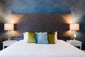 En eller flere senge i et værelse på Hotel type living, spacious, central, secure,wifi!