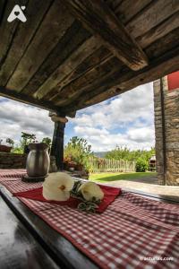 Casa Rural La Cuesta في Villarmil: طاولة مع شريحتين من الفواكه على رأس طاولة