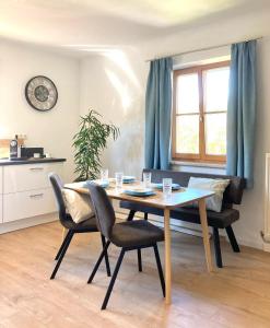 een eettafel en stoelen in een kamer bij Appartement Linde in Mürzzuschlag