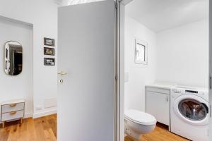 a bathroom with a toilet and a washing machine at Boschetto 118 in Rome