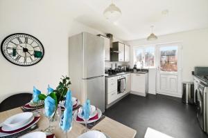 Kuchyňa alebo kuchynka v ubytovaní Ideal 3 bed House in Wolverhampton - Parking