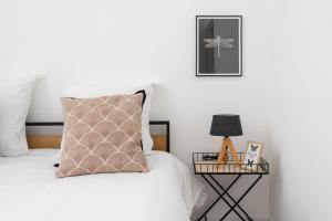 Łóżko lub łóżka w pokoju w obiekcie Le Complexe Concorde - 3 Apartments 16 pers Vélodrome Terrasse Clim