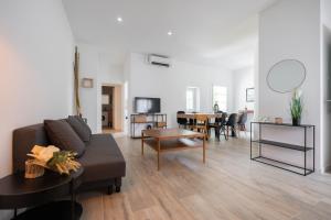 Telewizja i/lub zestaw kina domowego w obiekcie Le Complexe Concorde - 3 Apartments 16 pers Vélodrome Terrasse Clim