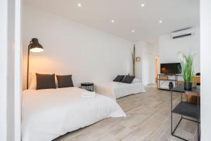 Łóżko lub łóżka w pokoju w obiekcie Le Complexe Concorde - 3 Apartments 16 pers Vélodrome Terrasse Clim
