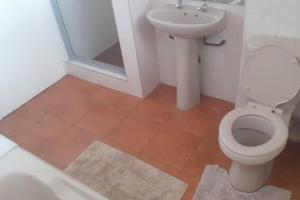een badkamer met een toilet en een wastafel bij Spacious Executive Holiday Apartment In Bulawayo in Bulawayo