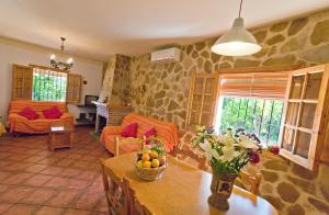 A seating area at Villa La Solana Rocabella
